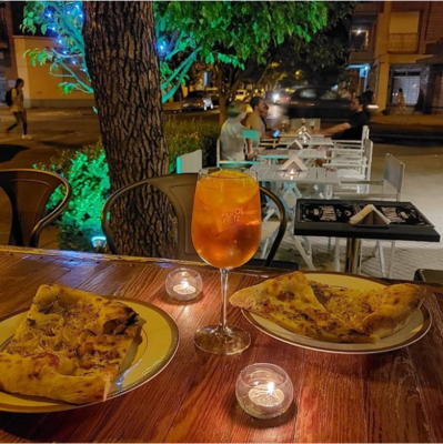 mesa con vaso de aperol