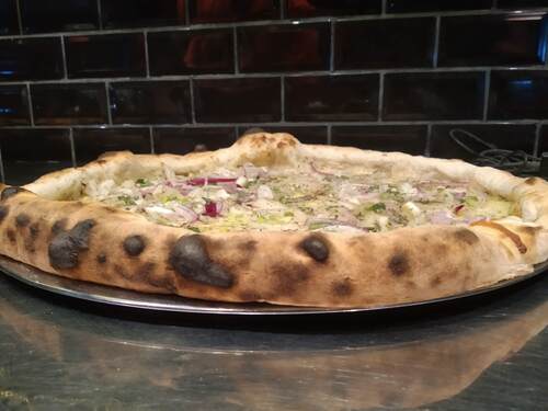 Imagen de una pizza de cebollas