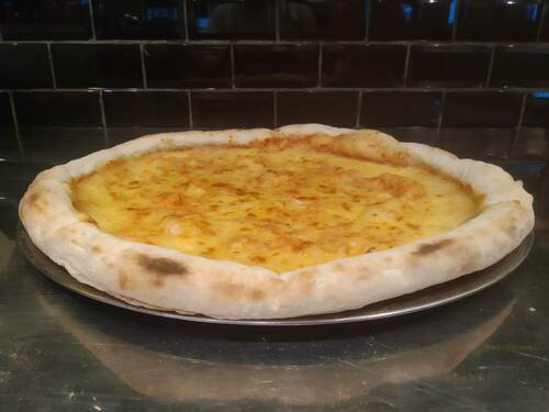 Imagen de una pizza de queso